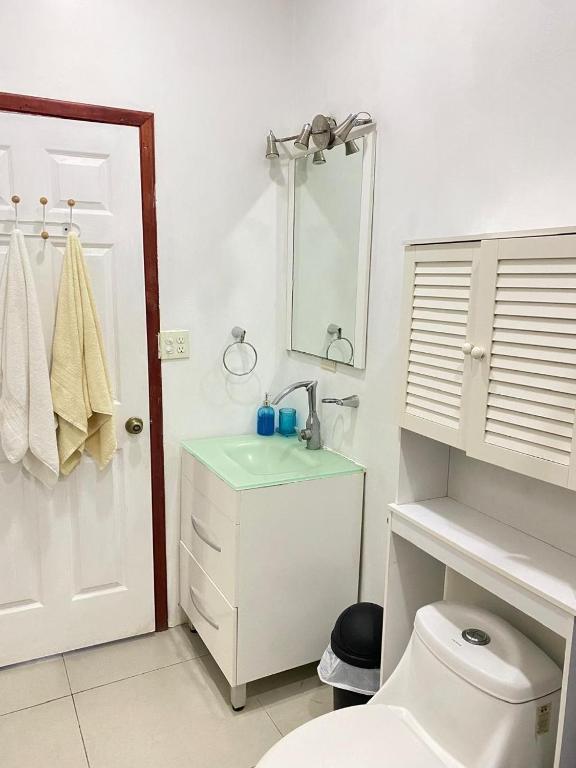 Koupelna v ubytování Roatan Onat hostel3