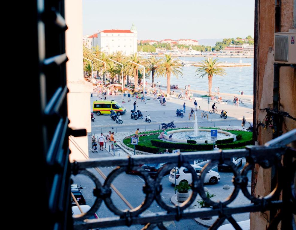 una vista sulla spiaggia da un balcone di un edificio di Riva Luxury Rooms a Spalato (Split)