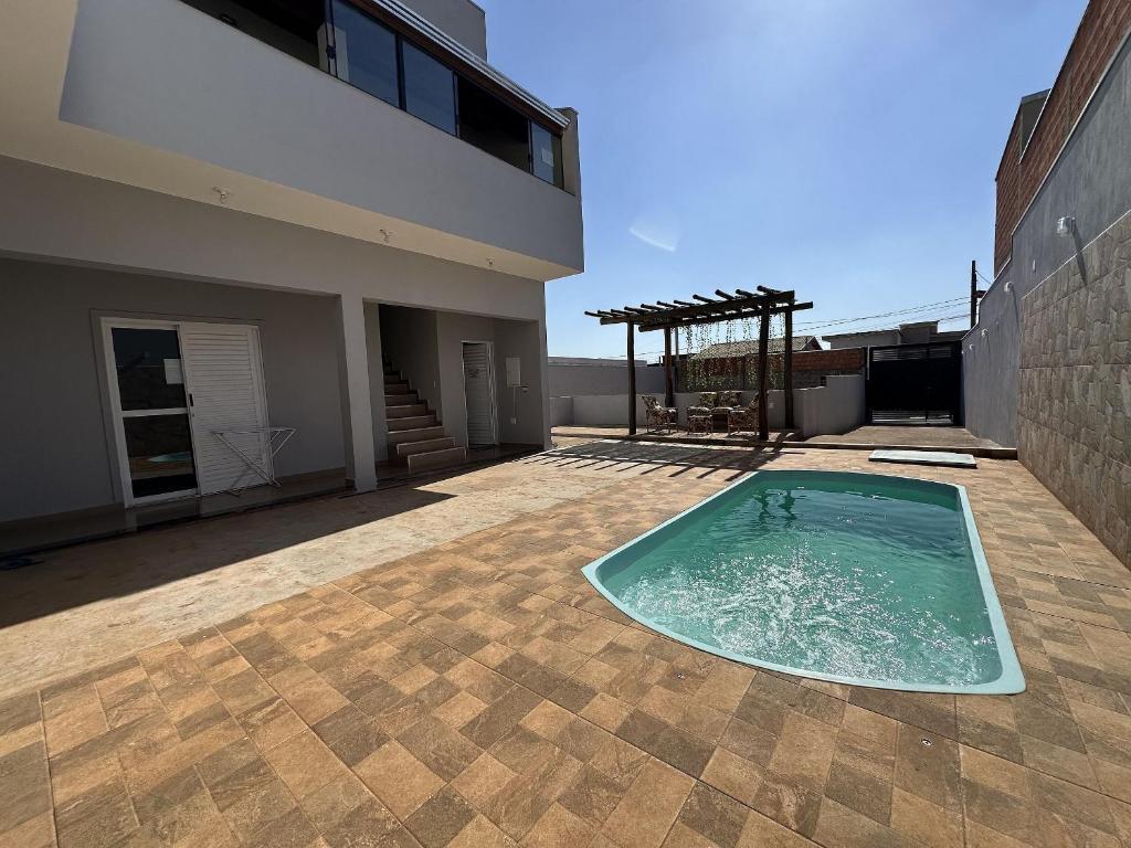 Πισίνα στο ή κοντά στο Suites dos Laranjais