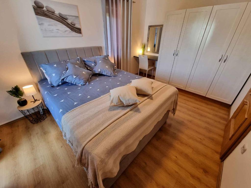Postel nebo postele na pokoji v ubytování Holiday home in Jadranovo 41882