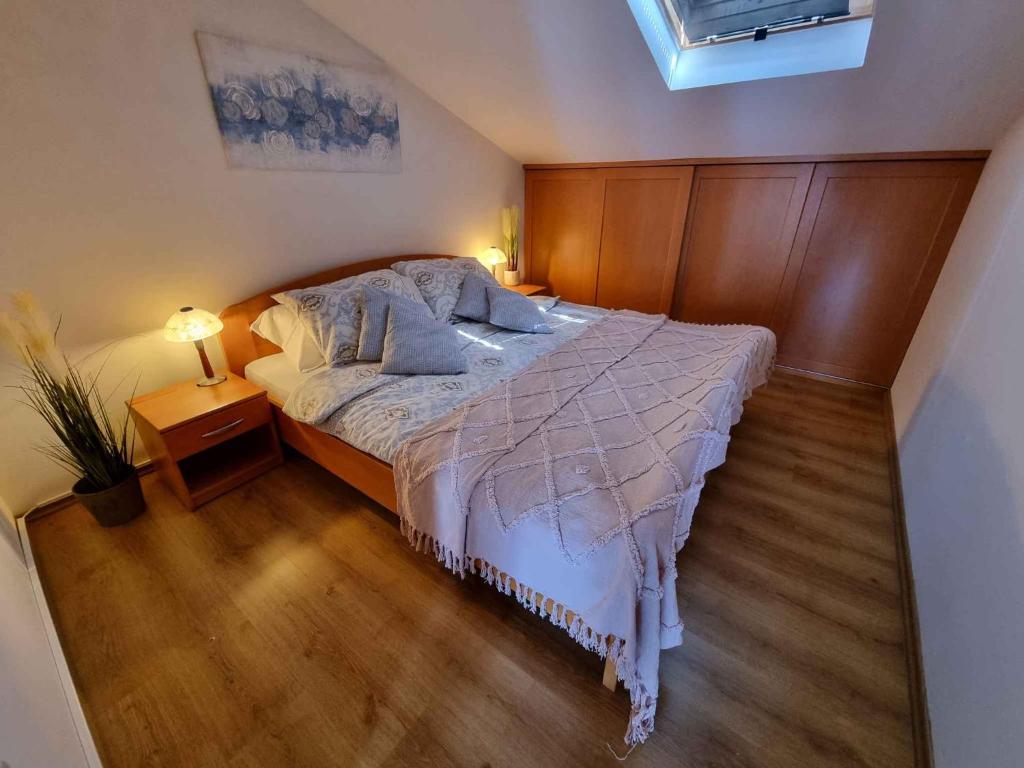 Postel nebo postele na pokoji v ubytování Holiday home in Jadranovo 41882
