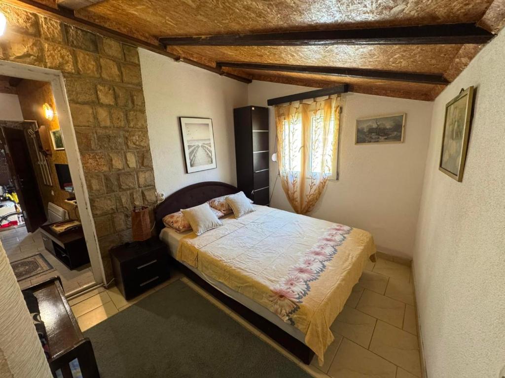 un dormitorio con una cama en una habitación en Apartman Elena, en Kotor