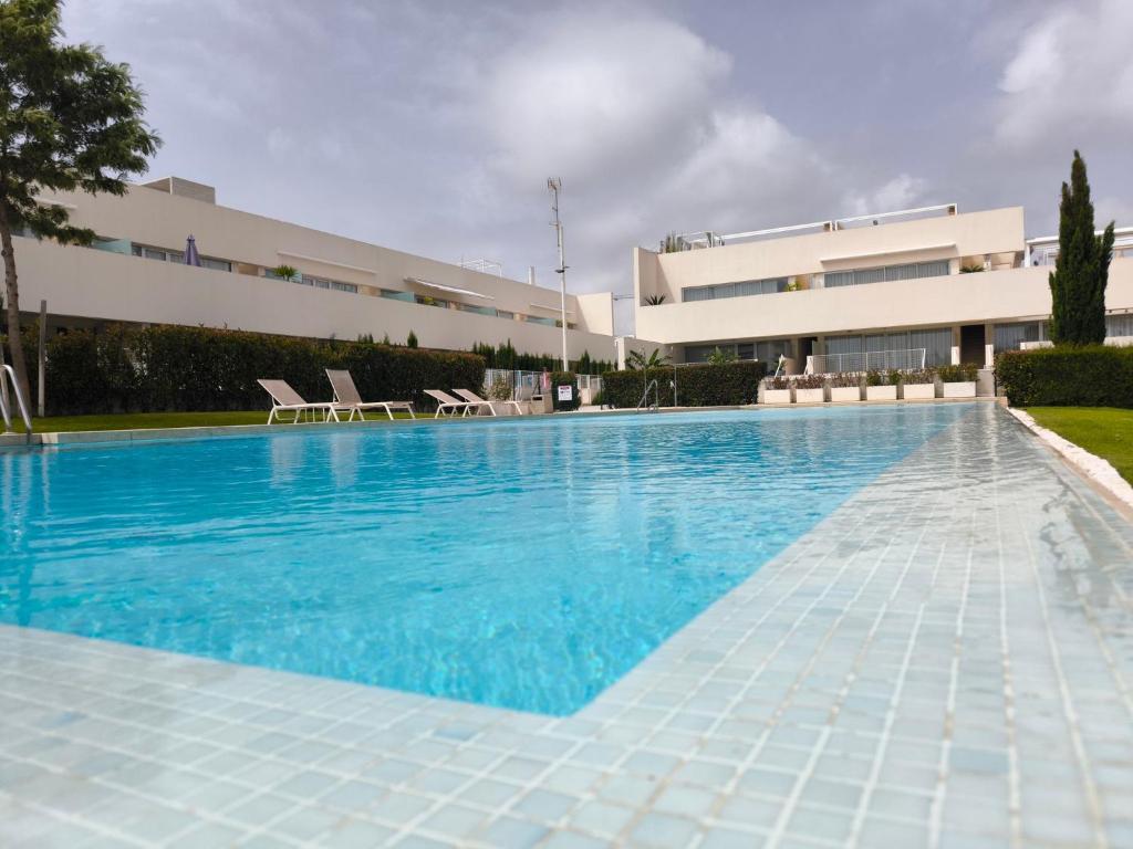 Kolam renang di atau dekat dengan Elegant ground floor bungalow in La Coronelita, Los Balcones, with communal pool