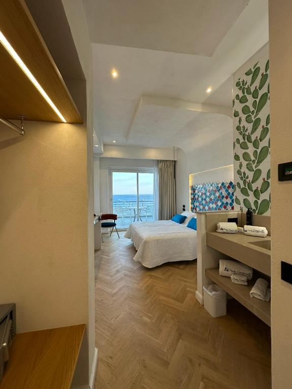 Postel nebo postele na pokoji v ubytování Punta Campanella Resort & Spa
