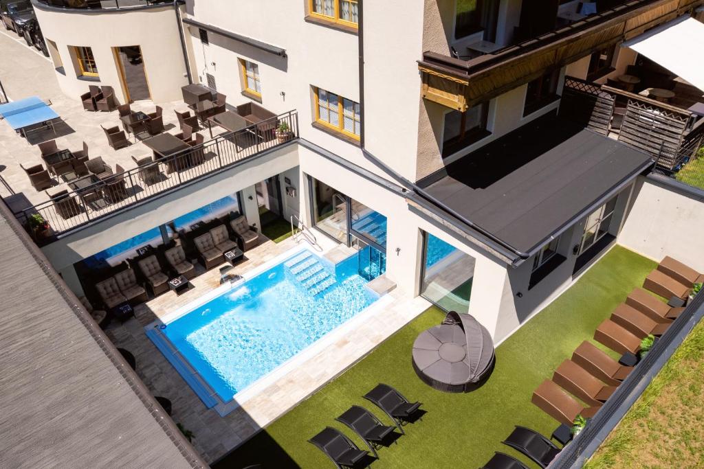 Bazén v ubytování Hotel Alpenkönigin - Sommer Silvretta Premium Card inklusive nebo v jeho okolí