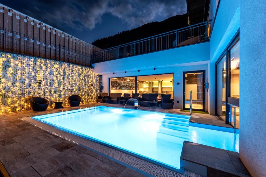 Bazén v ubytování Hotel Alpenkönigin - Sommer Silvretta Premium Card inklusive nebo v jeho okolí