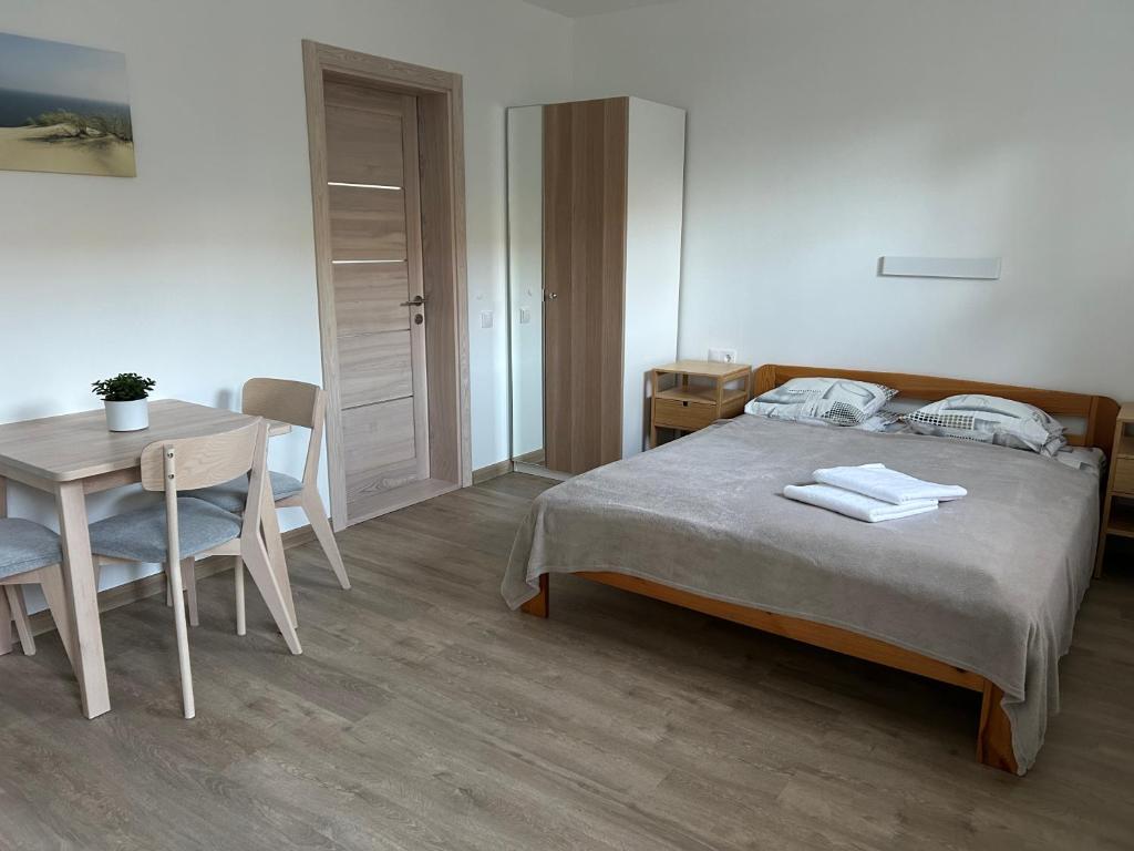 une chambre avec un lit, un bureau et une table dans l'établissement Kastycio 6a, à Palanga