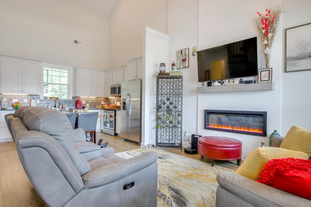 uma sala de estar com sofás e uma lareira em Walk to Marina Lake Greenwood Retreat with Hot Tub em Greenwood