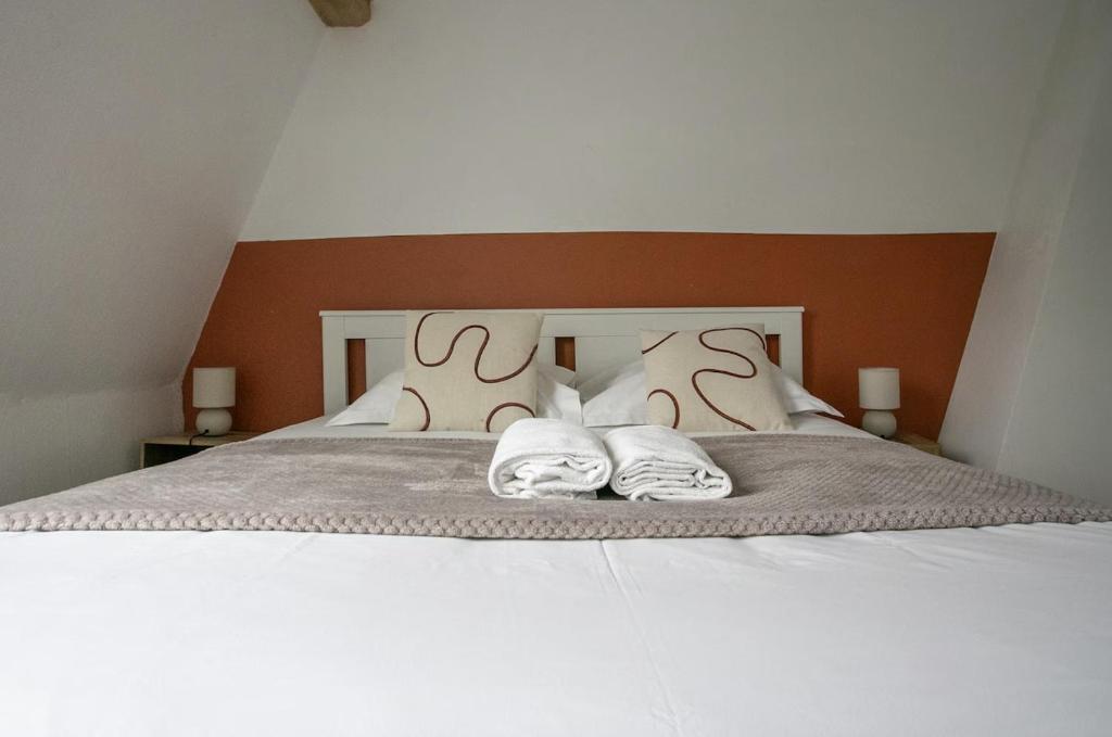 una camera da letto con un letto con due asciugamani sopra di Lille O Centre a Lille