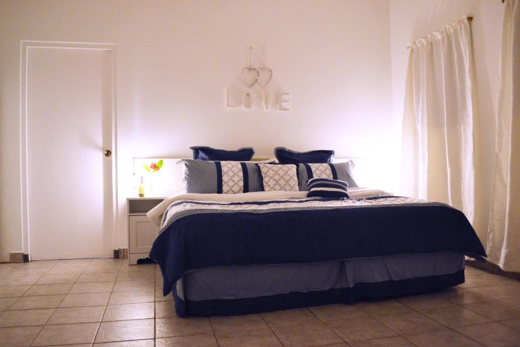 Cama ou camas em um quarto em Palm Trees Apartments