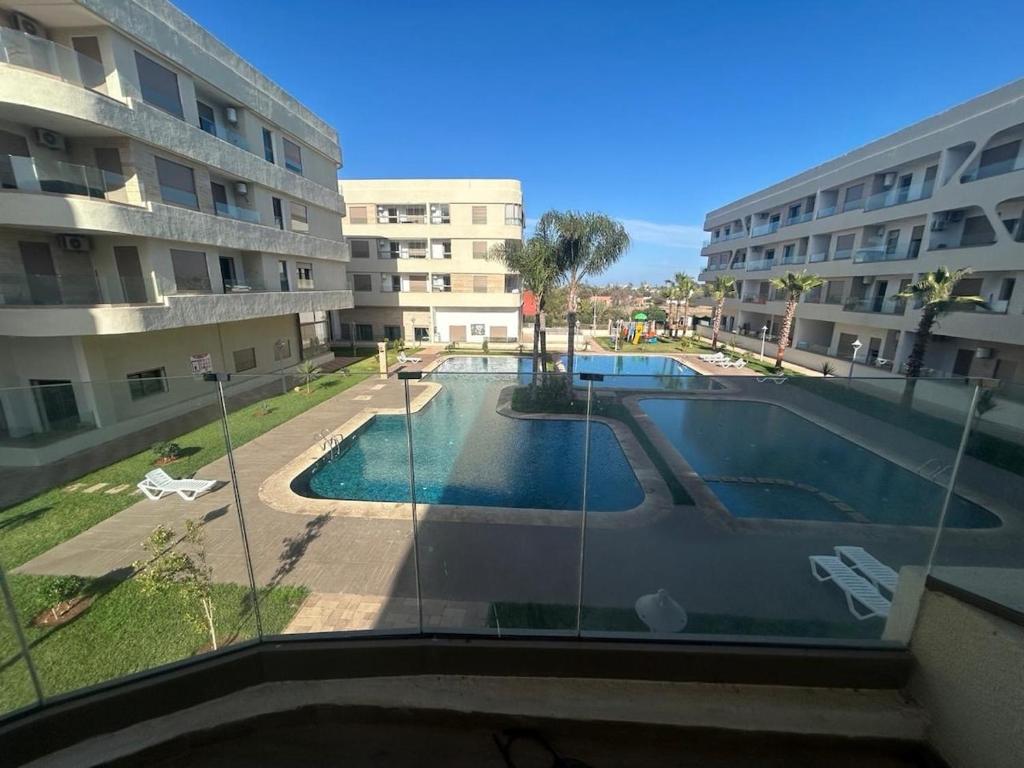 ブズニカにあるSpécial CAN 2025,louer votre appt sur Bouznika entre Rabat & Casaの建物からスイミングプールを望めます。