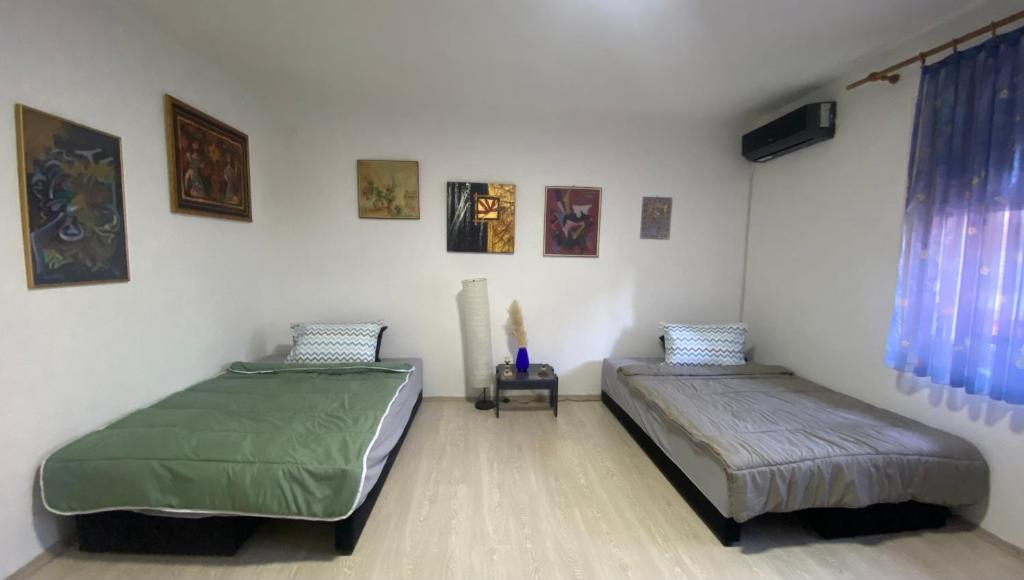 Postel nebo postele na pokoji v ubytování Nestorovski House