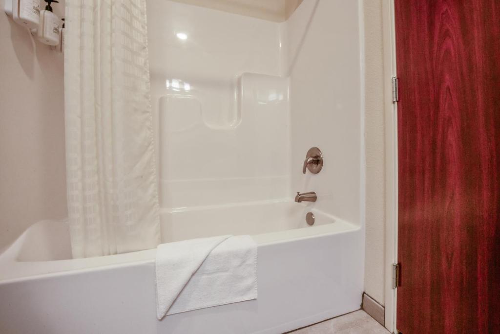 Cobblestone Inn & Suites - Boise City - King Suite