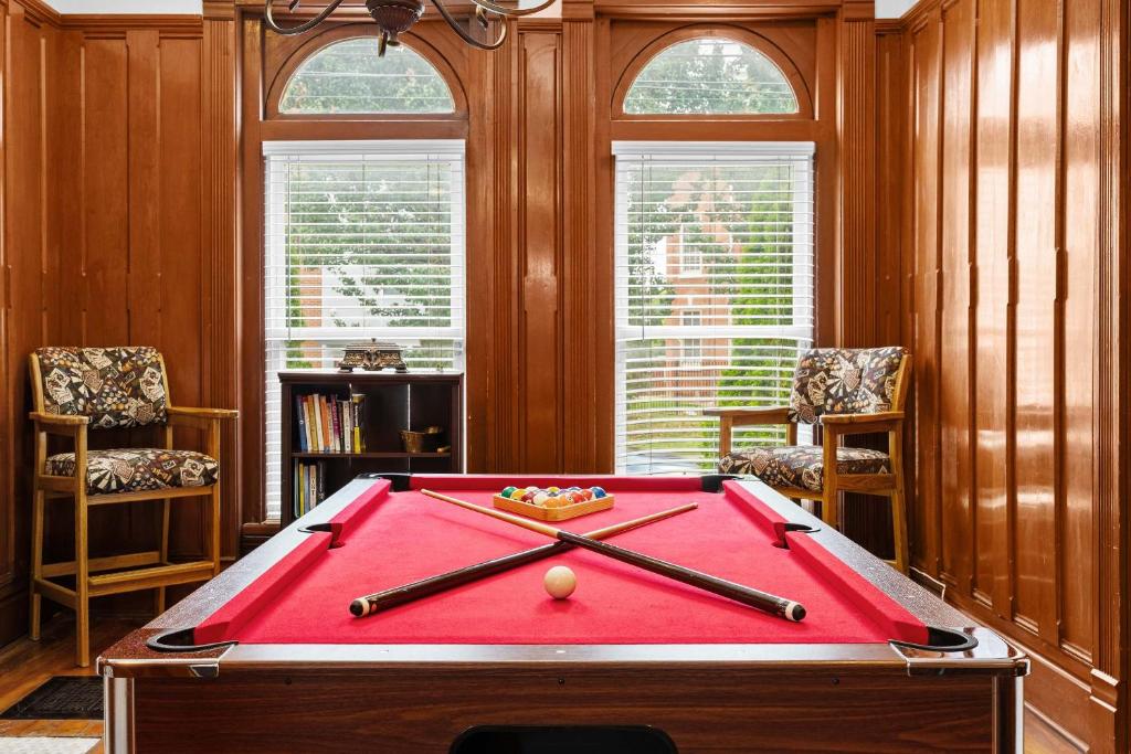 Billardbord på Historic 3-BR Downtown Bourbon Getaway