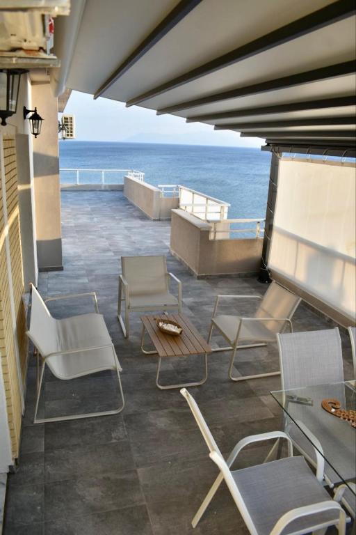 SeaBreeze Penthouse with Private Parking, 알렉산드루폴리스 (2025년 최신 요금) - Seabreeze Waterfront Penthouse For Rent