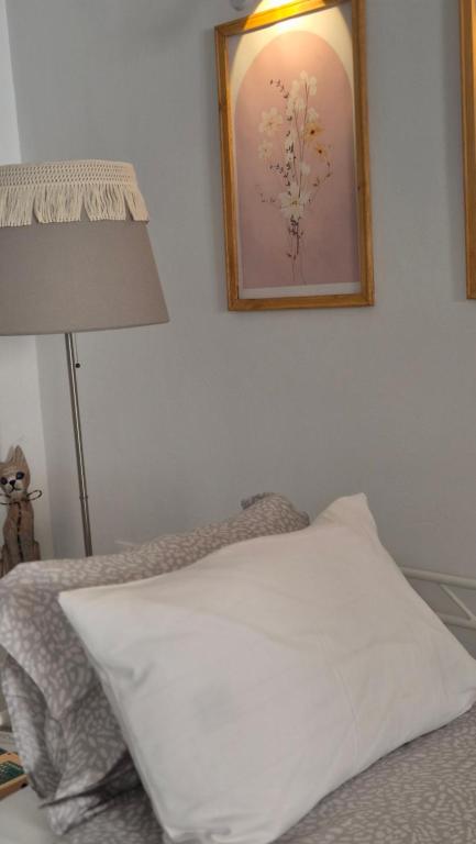Posteľ alebo postele v izbe v ubytovaní Kalamia's cozy apartment