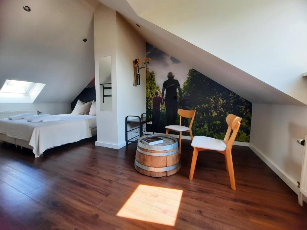 LÖSS Wijnhotel en Smaaklokaal - Deluxe Double Room (2 Adultos + 1 Niño)