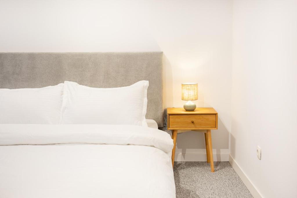 Llit o llits en una habitació de Rose Apartment