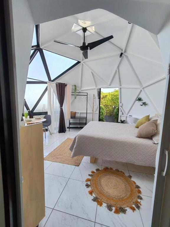 Postel nebo postele na pokoji v ubytování Sunrise Hill Glamping