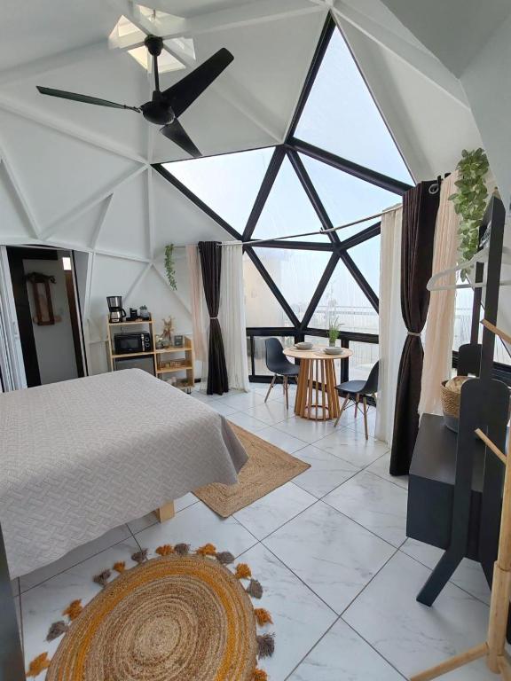 Postel nebo postele na pokoji v ubytování Sunrise Hill Glamping