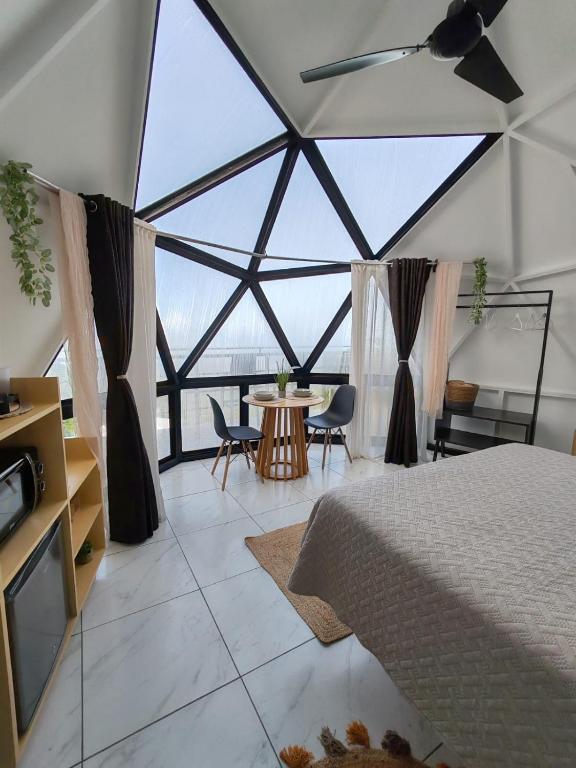 Postel nebo postele na pokoji v ubytování Sunrise Hill Glamping