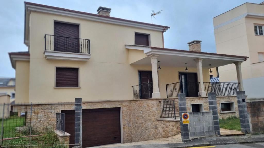 サン・シプリアンにあるA Casa de Chefaの大白い家