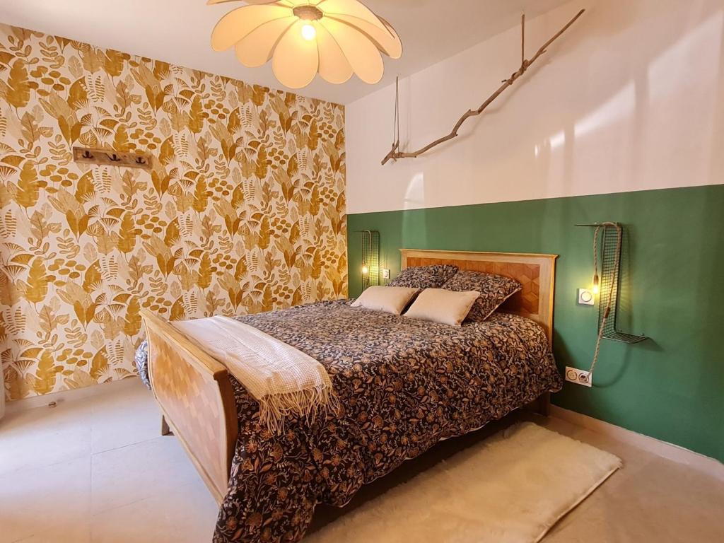 a bedroom with a bed and a green wall at Chambre d'hôtes tranquille avec entrée indépendante et parking à Ormes-et-Ville - FR-1-584-382 