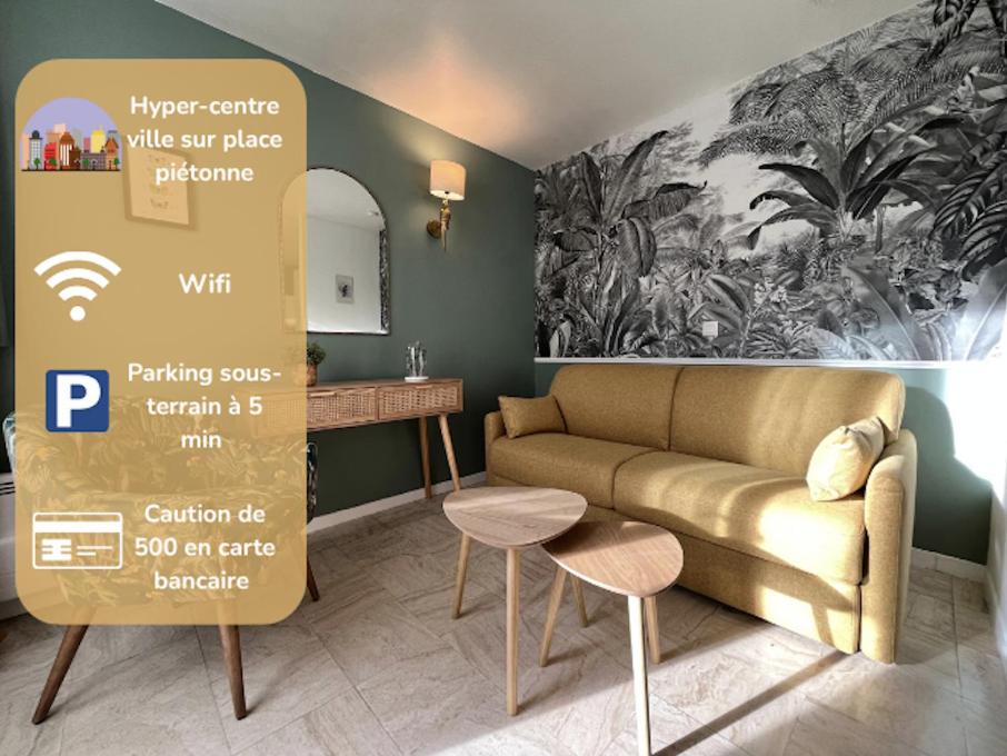 un salon avec un canapé et une table dans l'établissement Beau F2 rénové au coeur de Caen, à Caen