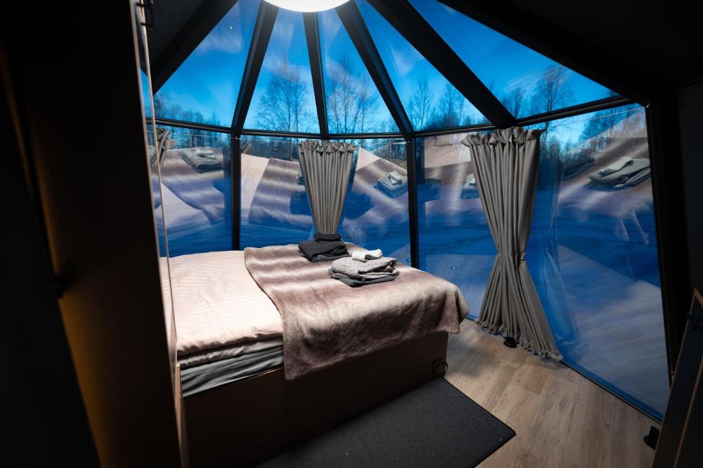 Postel nebo postele na pokoji v ubytování Aurora Igloo with Private Hot Tub by Invisible Forest Lodge