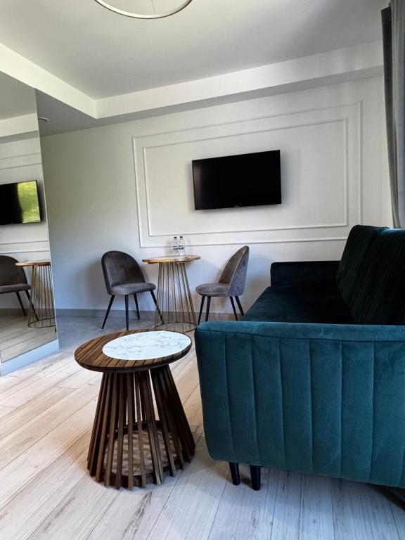 Televízia a/alebo spoločenská miestnosť v ubytovaní Apartamenty