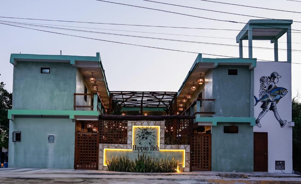 ein Gebäude mit einer Uhr an der Seite in der Unterkunft Hippie Fish Hostal in Holbox