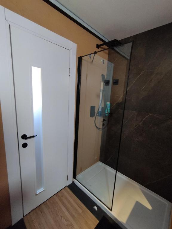 eine Dusche mit einer Glastür in einem Badezimmer in der Unterkunft Wonder Elat in Eilat