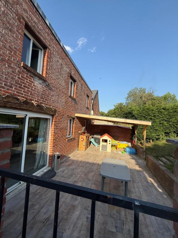 a view of a patio outside of a brick building at Maison à la campagne in Mecquignies
