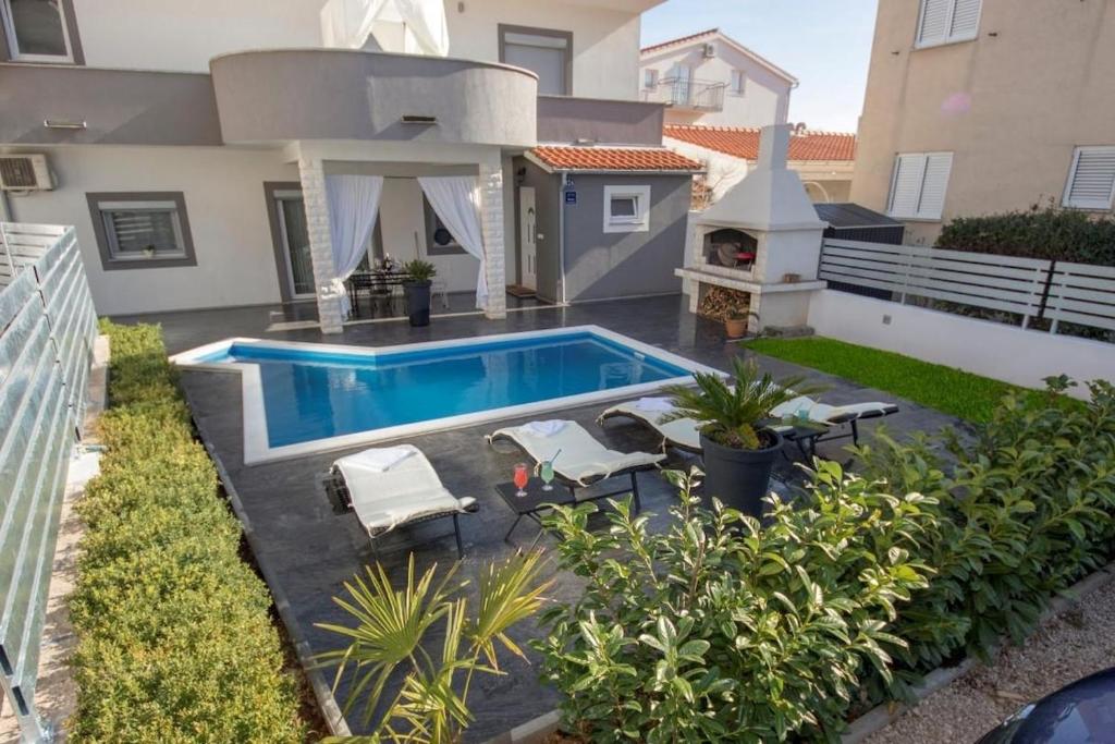una piscina nel cortile di una casa di Villa Sara a Vodice