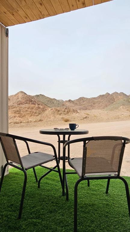 2 Stühle, ein Tisch, ein Tisch und Stühle in der Unterkunft Wonder Elat in Eilat