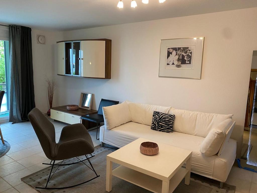 a living room with a white couch and a table at 2-Zimmer - Voll ausgestattet - Ideal für Familien & Gruppen in Munich
