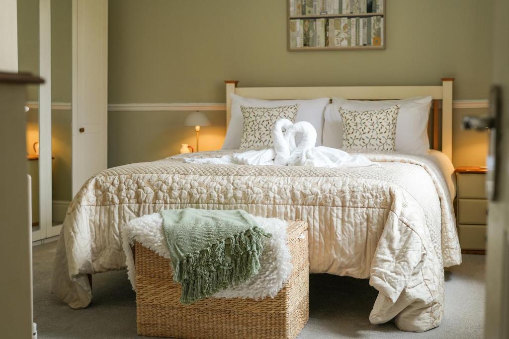 a bedroom with a bed with two swans on it at Great location in Lincoln beautiful house for families and contractors in Lincoln