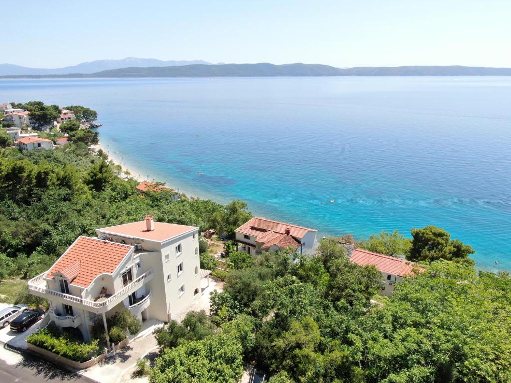 een luchtzicht op een huis naast het water bij Beach Apartments Villa Holiday in Živogošće