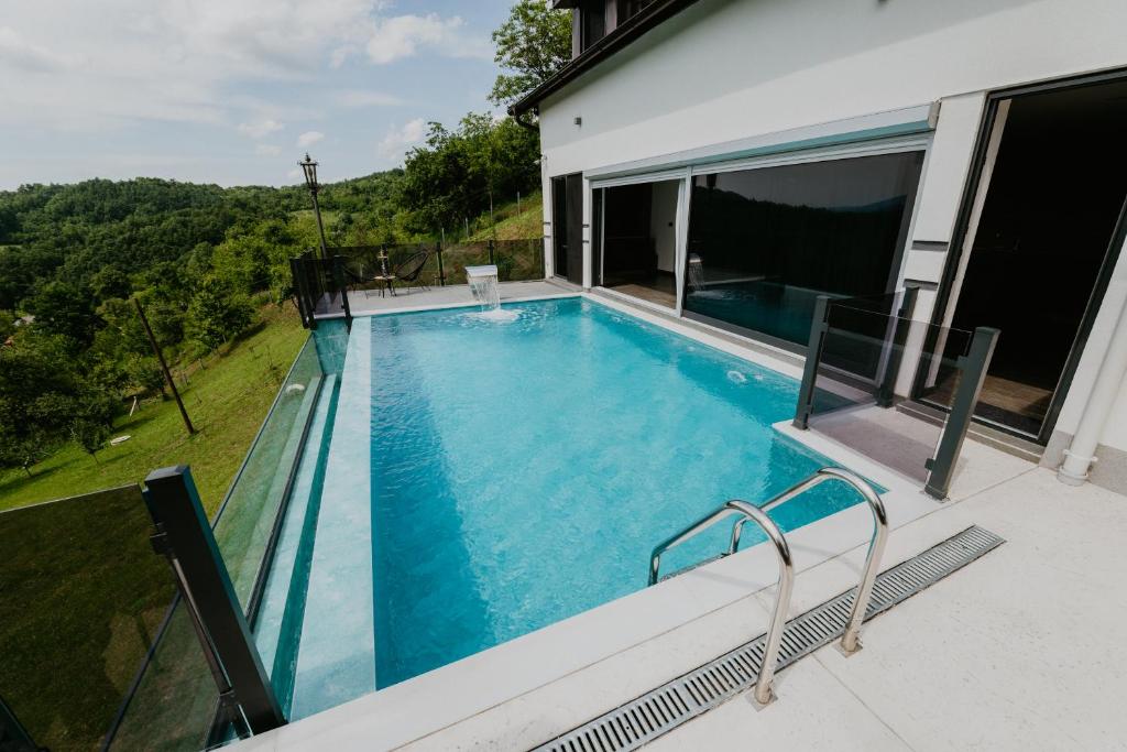 una piscina encima de una casa en Villa Luxury A&A, en Ivišovo Greblje