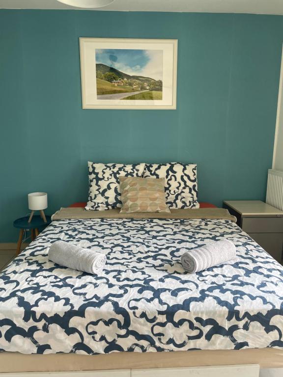 une chambre avec un lit avec un mur bleu dans l'établissement Nice modern flat, à Nice