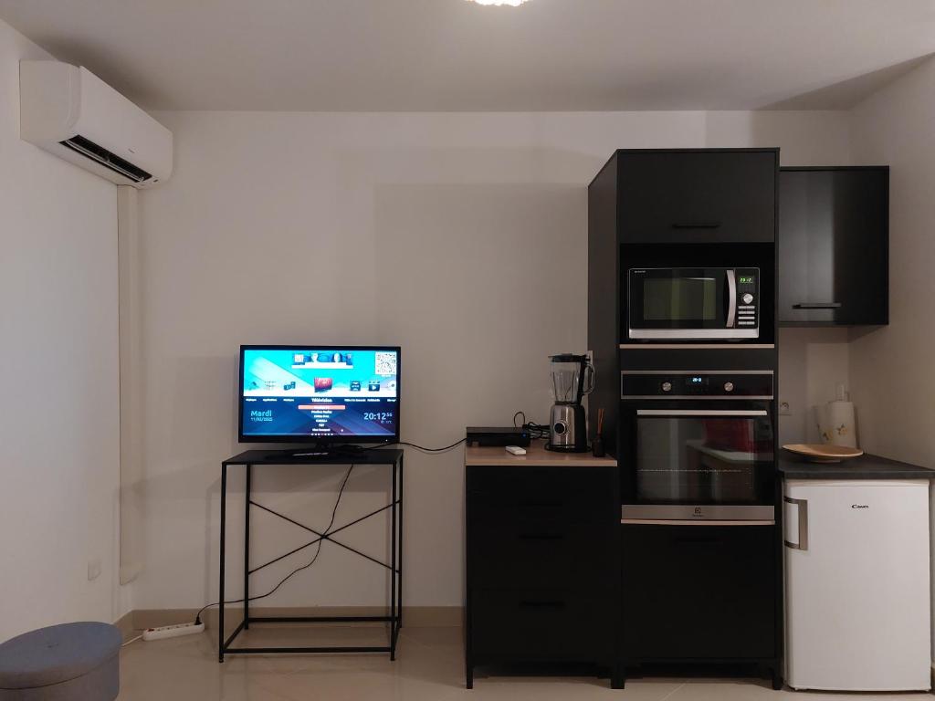 Η κουζίνα ή μικρή κουζίνα στο Grand Studio à 300m de la plage dans Résidence calme - une seule pièce