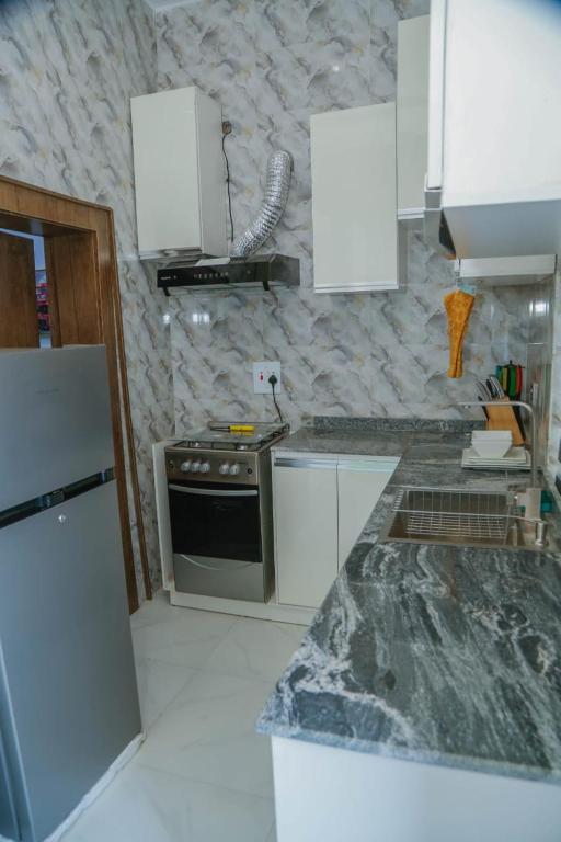 Kuchyň nebo kuchyňský kout v ubytování The Clifford Apartment Owerri