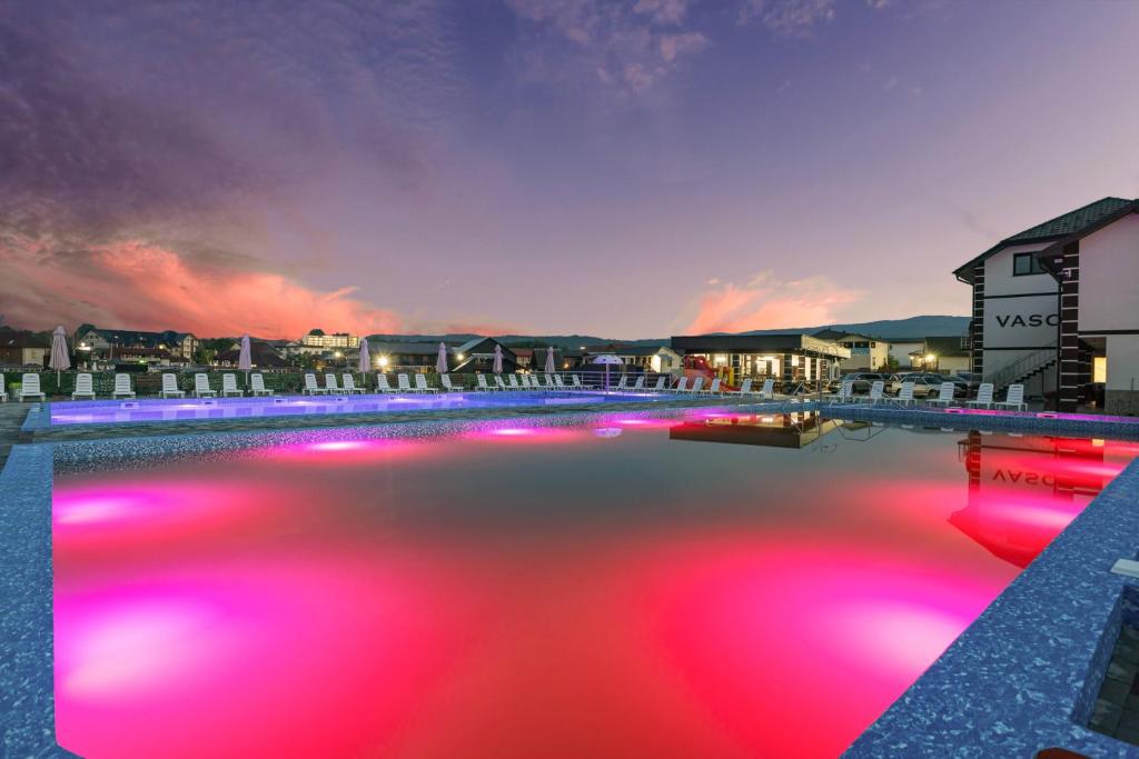 Bazén v ubytování VASOK Hotel NEW 2025 nebo v jeho okolí