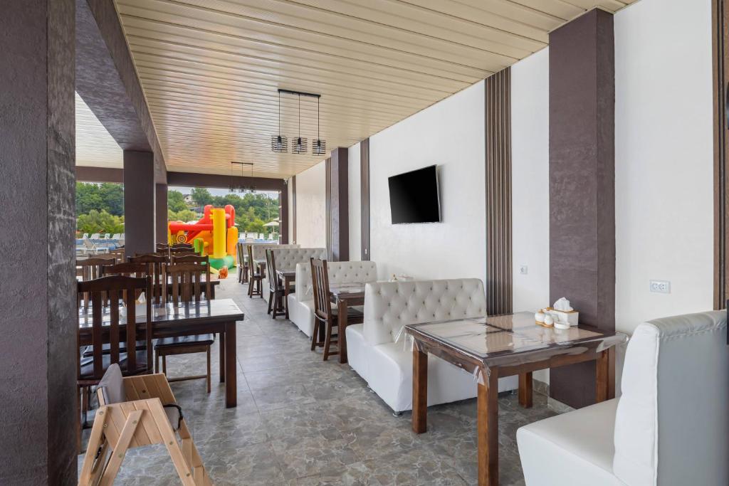 TV a/nebo společenská místnost v ubytování VASOK Hotel NEW 2025