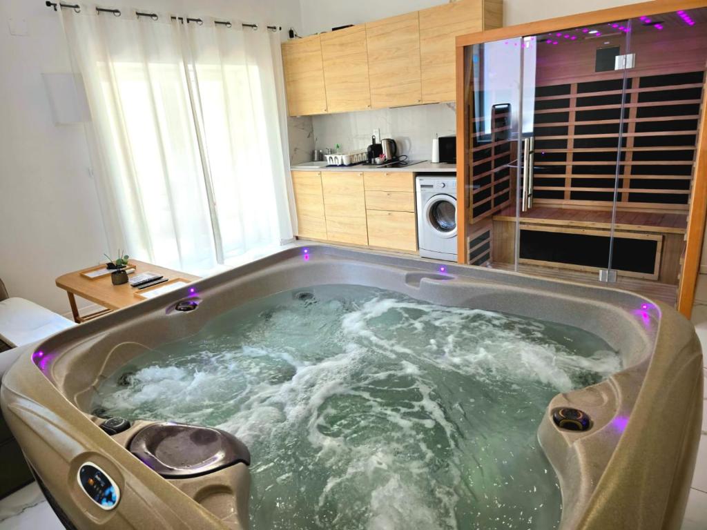 Photo de la galerie de l'établissement Love room Jacuzzi Sauna Privatif Marseille, à Marseille