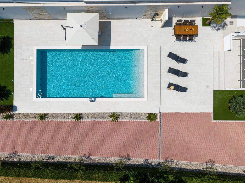 Una vista aérea de una piscina en un edificio. en Villa 65 Large 55m2 Private Heated Pool Peaceful Escape, en Škabrnje
