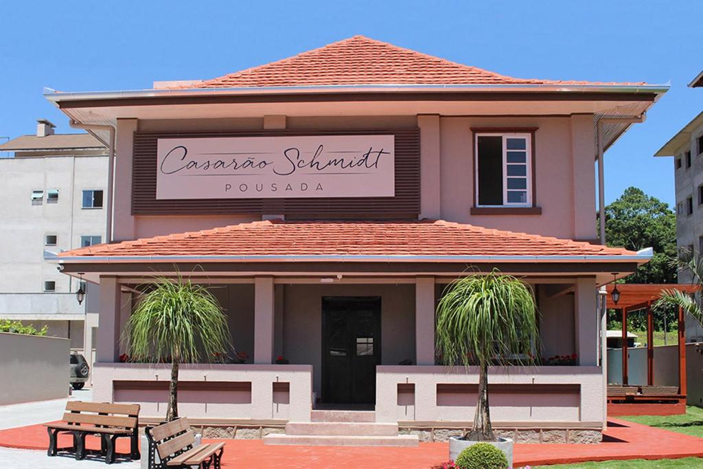 Un edificio con un cartel que dice "flor de naranja" se detiene en Pousada Casarão Schmidt, en Pomerode