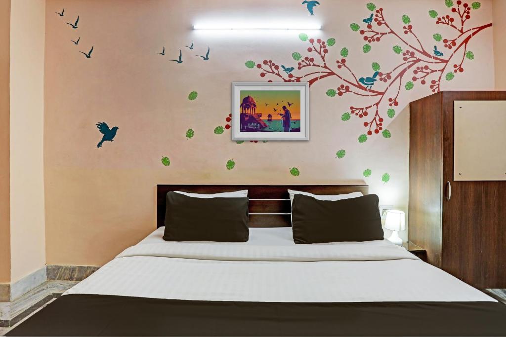 Postel nebo postele na pokoji v ubytování Hotel O Aarshi Palace