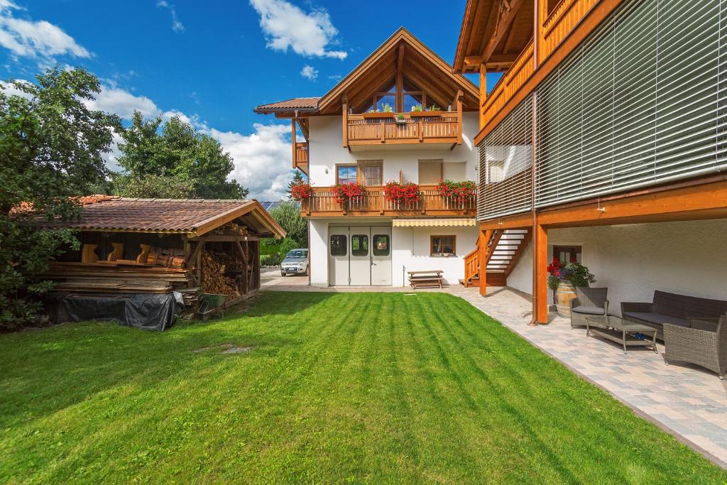 un ampio cortile con una casa con balcone di Kienasthof a Bressanone