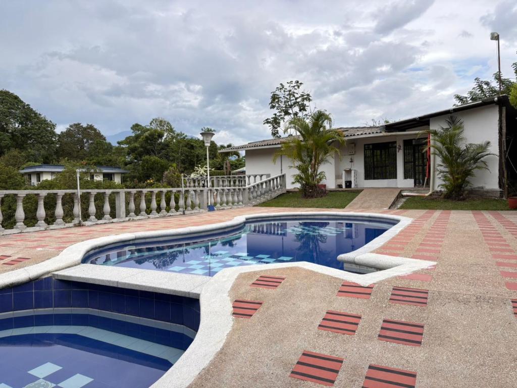 una piscina frente a una casa en Finca Villa Monica- La Tebaida Quindío, en Estación El Salto